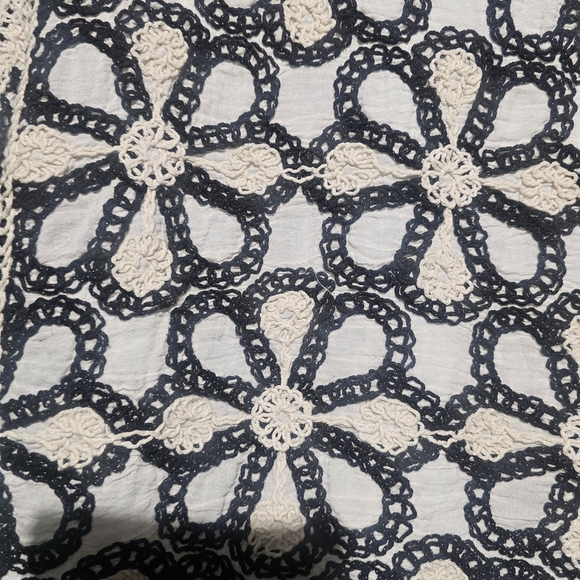 Solitaire Black and White Crotchet Floral Blouse EUC Medium PTP 20 Length 21 - Picture 2 of 7